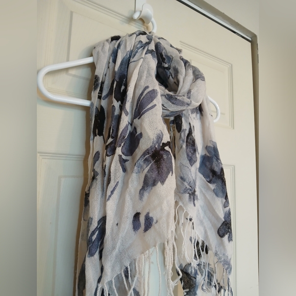 🤯2/$15 White and Grey Blue Floral Scarf - Picture 6 of 12